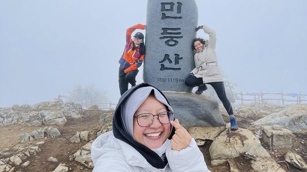 Fauziyyah, WNI yang bermukim di Korea Selatan, saat melakukan pendakian gunung di Negeri Ginseng Fauziyyah, WNI yang bermukim di Korea Selatan, saat melakukan pendakian gunung di Negeri Ginseng. (Dok. Fauziyyah)