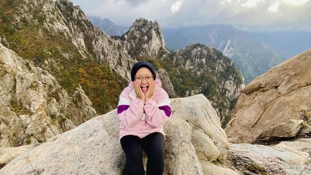 Fauziyyah, WNI yang bermukim di Korea Selatan, saat melakukan pendakian gunung di Negeri Ginseng Fauziyyah, WNI yang bermukim di Korea Selatan, saat melakukan pendakian gunung di Negeri Ginseng. (Dok. Fauziyyah)