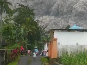 Badan Geologi: Gunung Semeru Level 2, Ada Potensi Ancaman Lontaran Batu Pijar