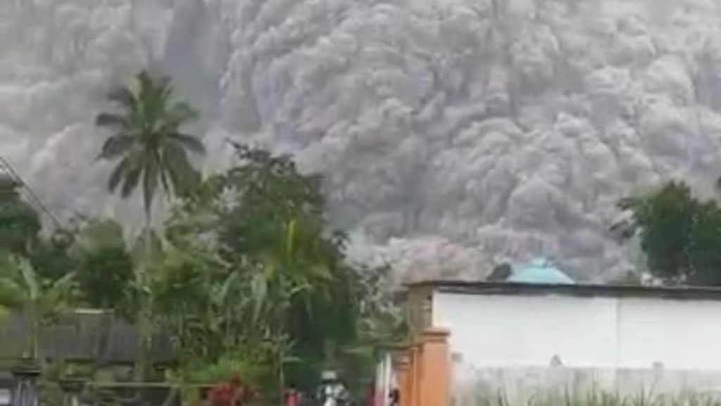 Foto Detik-detik Erupsi Gunung Semeru
