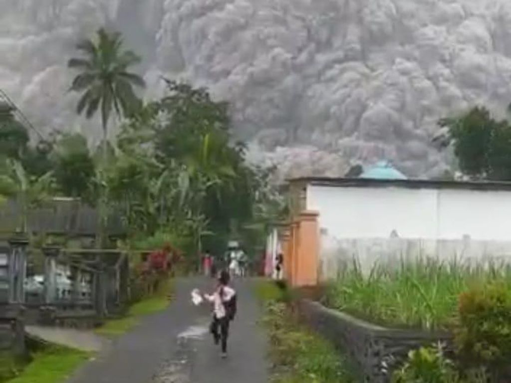 Menkominfo Ungkap Kondisi Layanan Telekomunikasi Pasca Gunung Semeru Erupsi Menkominfo Ungkap Kondisi Layanan Telekomunikasi Pasca Gunung Semeru Erupsi