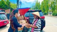 Hobi Membantu Pedagang Kecil, Ibu Kombes Heni Tania Borong Es Krim Hingga Kerupuk