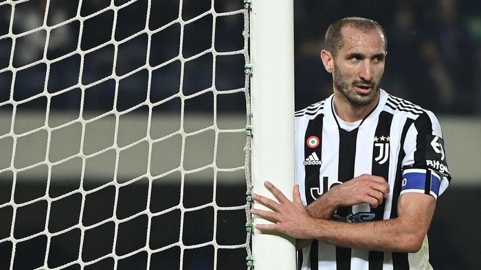 VERONA, ITALY - OCTOBER 30: Giorgio Chiellini of Juventus  reacts during the Serie A match between Hellas and Juventus at Stadio Marcantonio Bentegodi on October 30, 2021 in Verona, Italy. (Photo by Alessandro Sabattini/Getty Images)