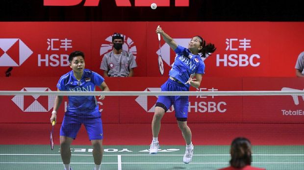 Pasangan ganda putri, Greysia Polii/Apriyani Rahayu bertarung dengan Nami Matsuyama/Chiharu Shida di Bali International Convention Centre & Westin Resort, Nusa Dua, Bali, Sabtu (4/12), Greysia/Apriyani kandas di tangan duet Jepang, Nami Matsuyama/Chiharu Shida dengan skor 14-21, 21-13, 21-23 dalam tempo 76 menit. Dok. PBSI