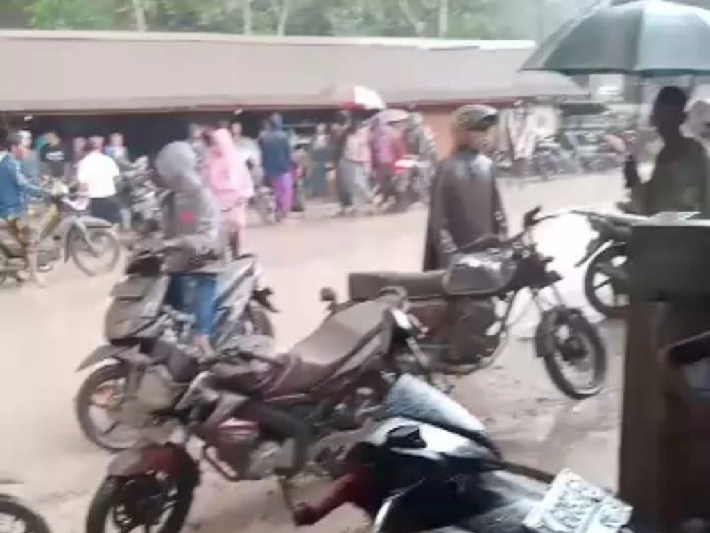 Lumpur Setinggi Lutut Hambat Evakuasi 10 Warga Terjebak Erupsi Semeru