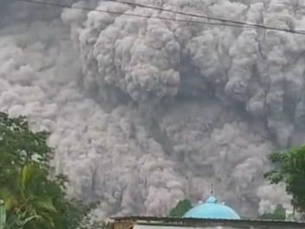 Gunung Semeru Erupsi, Malang Diguyur Hujan Abu