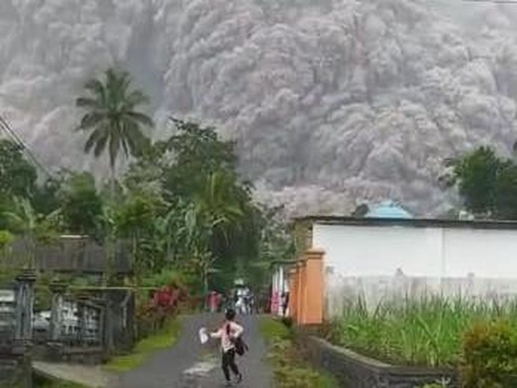 Gunung Semeru Erupsi, Dua Kecamatan di Lumajang Gelap Gulita