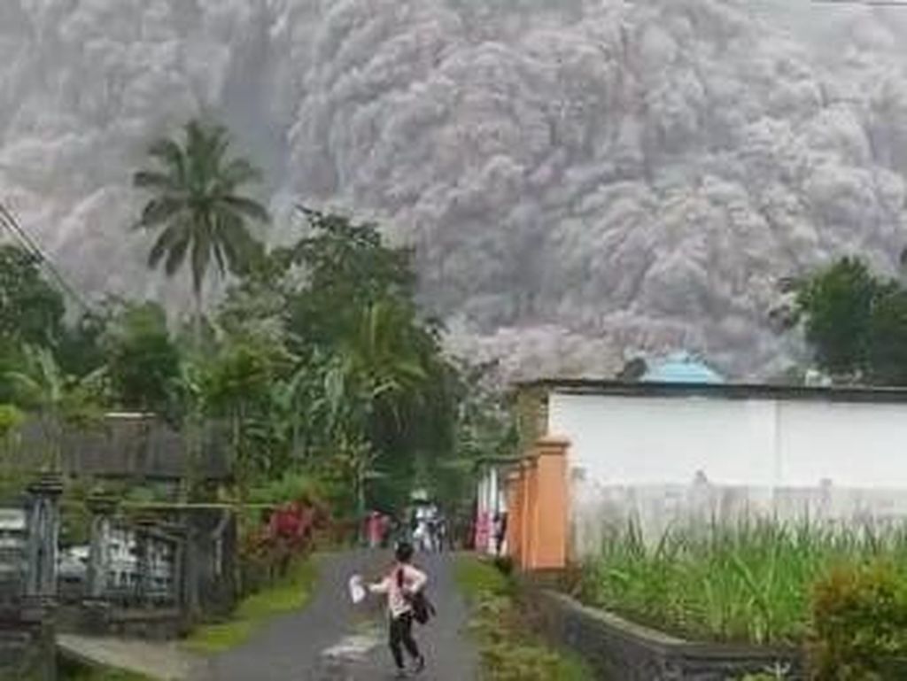 BNPB: Belum Ada Laporan Korban Erupsi, Gunung Semeru Masih Tertutup Kabut BNPB: Belum Ada Laporan Korban Erupsi, Gunung Semeru Masih Tertutup Kabut