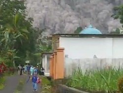 Semeru Erupsi, Warga Mengungsi ke Balai Desa hingga Masjid