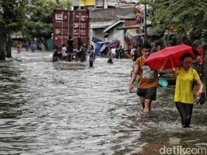 Air Laut Pasang, 4 RT di Jakut Terendam Rob Air Laut Pasang, 4 RT di Jakut Terendam Rob