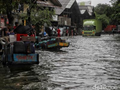 Jalan Lodan Ancol Lumpuh Gegara Banjir Rob
