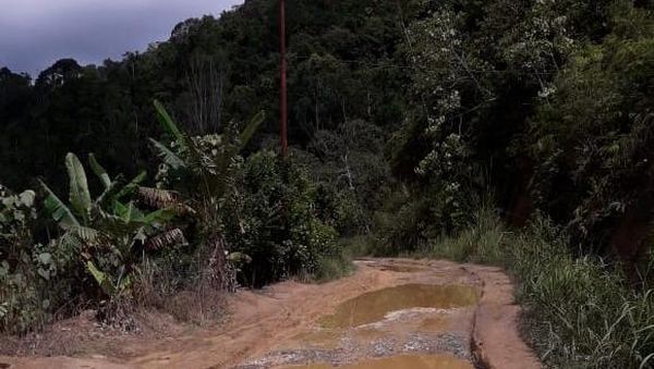 Potret Jalan Rusak Parah di Karo Bikin Warga Kirim Jeruk 1 Truk ke Jokowi