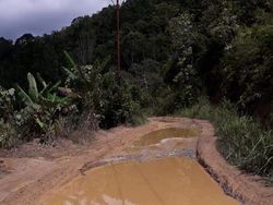 Potret Jalan Rusak Parah di Karo Bikin Warga Kirim Jeruk 1 Truk ke Jokowi