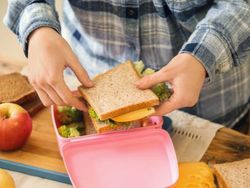 Sehari Sebelum Operasi Kanker, Wanita Ini Masih Masak Seharian Untuk Keluarganya