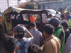 2 Kecelakaan Angkot di Medan dalam Sepekan: Ditabrak KA-Terguling di Jalan