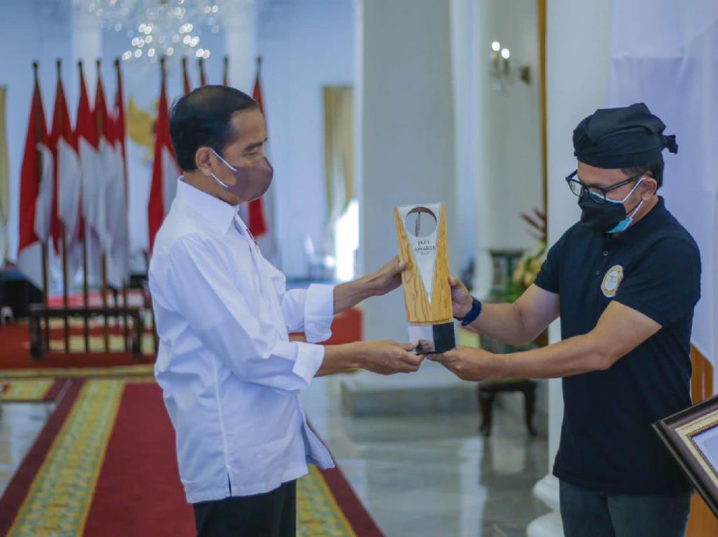 Jokowi Terima Penghargaan Bakti Utama Pusaka dari JKPI Jokowi Terima Penghargaan Bakti Utama Pusaka dari JKPI