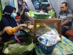 Langganan Artis hingga Jokowi, Nasi Liwet Bu Wongso Lemu Laris Manis