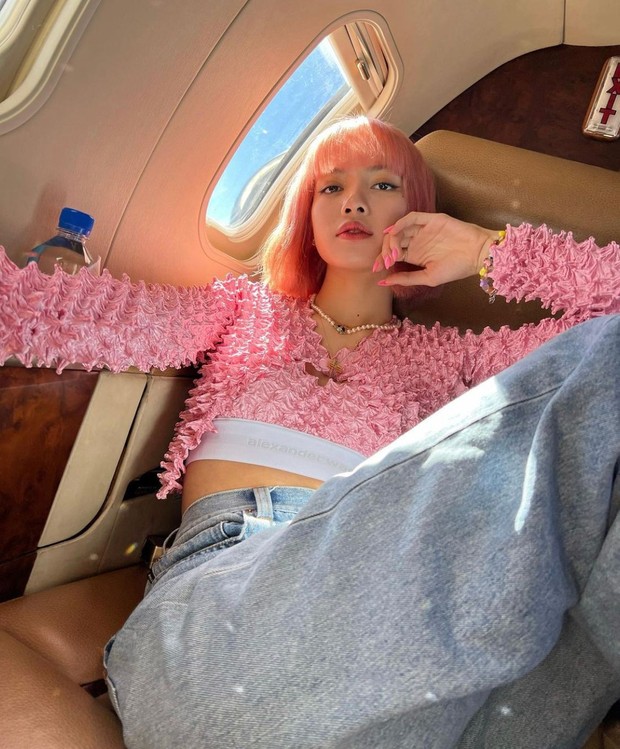 Siapa yang tak mengenal si cantik yang satu ini. Meski berasal dari Thailand, Lalisa Manoban alias Lisa telah membuktikan kemampuannya dan sukses berkarir di Korea Selatan.