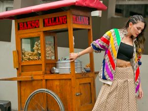 Pose di Depan Gerobak Bakso, Luna Maya Tampil Kece dengan Outfit Rp 58 Juta