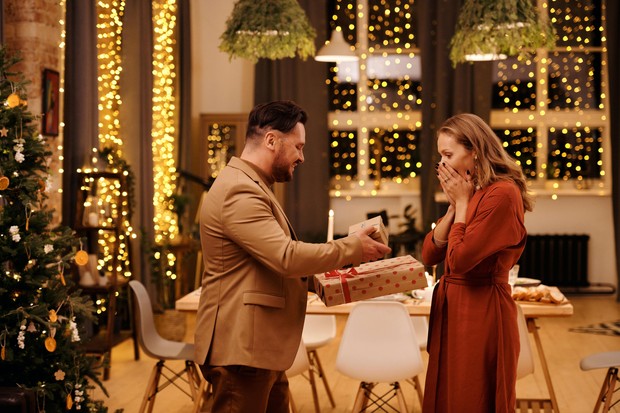 Memberi dengan tulus/Foto: Pexels.com/Nicole Michalou Ciri hubungan platonik