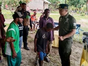 Kala Masyarakat Esrotnamba yang Hidup Terisoslir Disambangi Bupati Kala Masyarakat Esrotnamba yang Hidup Terisoslir Disambangi Bupati