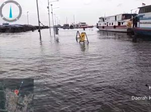 Penampakan Banjir Rob yang Menerjang Muara Angke Pagi Ini