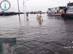 Penampakan Banjir Rob yang Menerjang Muara Angke Pagi Ini