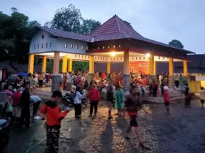 Warga Terdampak Erupsi Semeru Mengungsi di Balai Desa Sumberwuluh