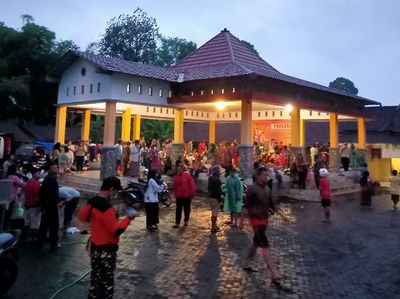 Warga Terdampak Erupsi Semeru Mengungsi di Balai Desa Sumberwuluh