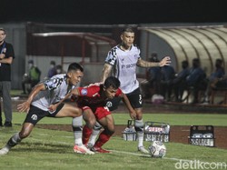 Persikabo juga tak diam saja. Ciro Alves melepaskan tembakan di menit ke-36, tetapi juga tak menghasilkan gol.  