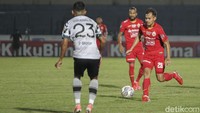 Bermain di Stadion Sultan Agung, Jumat (3/12/2021), Persija mengancam lebih dulu di menit ke-26 lewat Marko Simic usai menerima umpan Marco Motta, namun penyelesaian akhirnya belum tepat sasaran.  