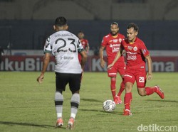 Bermain di Stadion Sultan Agung, Jumat (3/12/2021), Persija mengancam lebih dulu di menit ke-26 lewat Marko Simic usai menerima umpan Marco Motta, namun penyelesaian akhirnya belum tepat sasaran.  