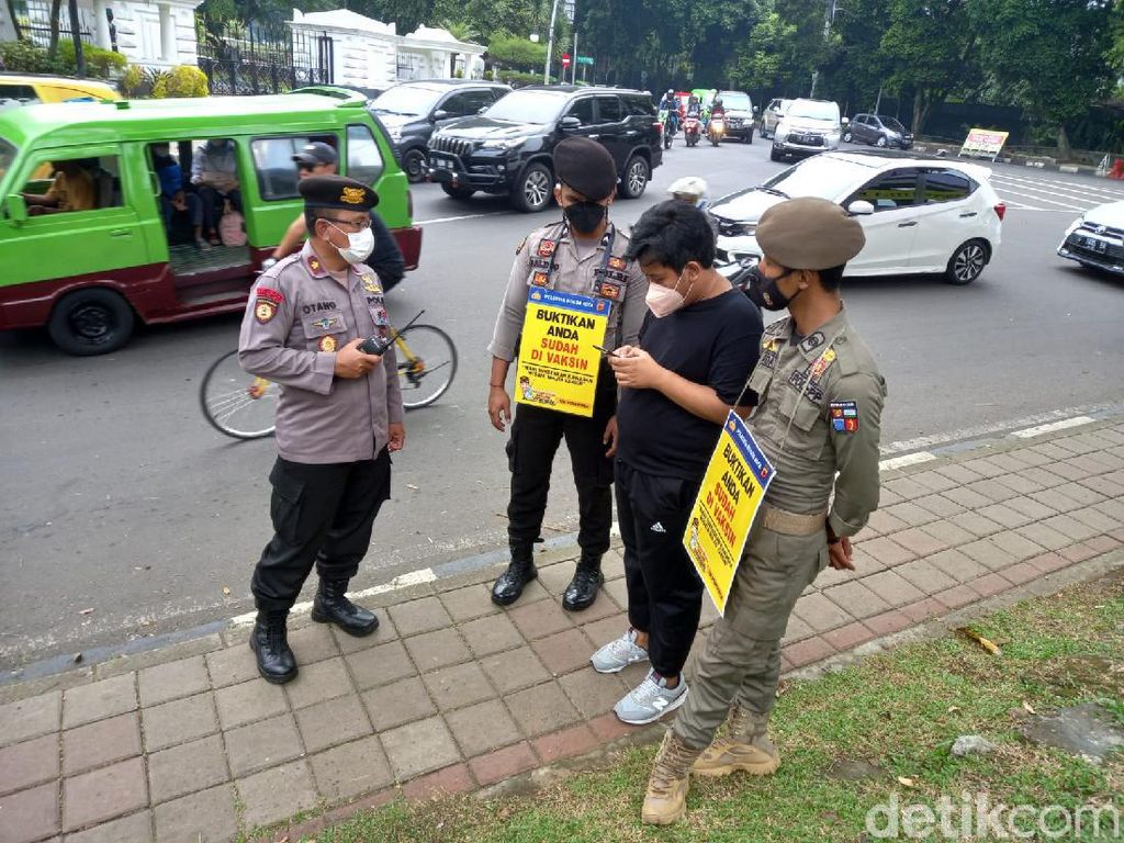 Warga Belum Vaksinasi Terjaring Razia di Kebun Raya-Istana Bogor Warga Belum Vaksinasi Terjaring Razia di Kebun Raya-Istana Bogor