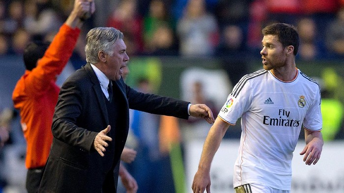 PAMPLONA, SPAIN - DECEMBER 14:  Head coach Carlo Ancelotti (L) of Real Madrid CF gives instructions to player Xabi Alonso (R) during the La Liga match between CA Osasuna and Real Madrid CF at Estadio El Sadar de Navarra on December 14, 2013 in Pamplona, Spain.  (Photo by Gonzalo Arroyo Moreno/Getty Images)
