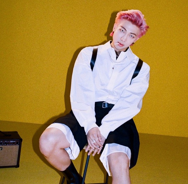 Leader dari group band BTS ini menjadi satu-satunya member BTS yang fasih dalam berbahasa Inggris.