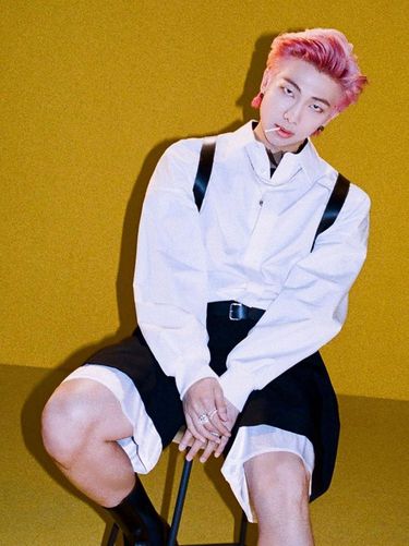Leader dari group band BTS ini menjadi satu-satunya member BTS yang fasih dalam berbahasa Inggris.