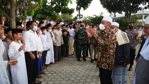 Sambangi Ponpes di Lombok, Menko PMK Disambut Ratusan Santri