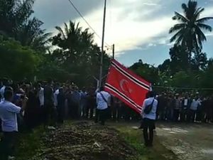 Polisi Coba Turunkan Bendera Bulan Bintang di Milad GAM, tapi Dihalau Massa Polisi Coba Turunkan Bendera Bulan Bintang di Milad GAM, tapi Dihalau Massa