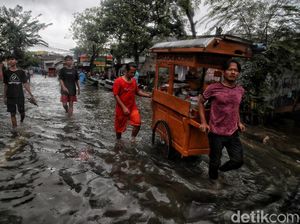 Semangat Para Pencari Nafkah Menerobos Banjir Rob Semangat Para Pencari Nafkah Menerobos Banjir Rob