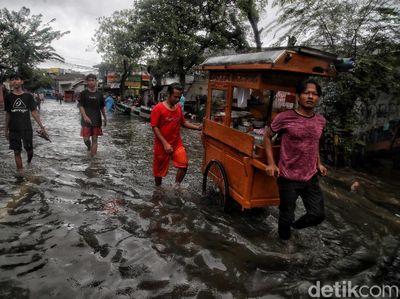 Semangat Para Pencari Nafkah Menerobos Banjir Rob