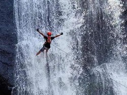 Uji Nyali! Jajal Shower Climbing di Curug Leuwi Leutak Pangandaran