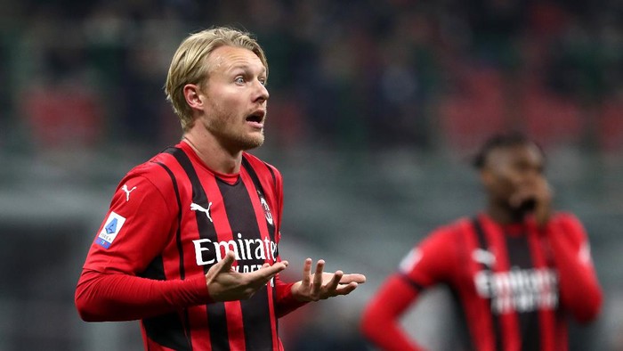 MILAN, ITALY - NOVEMBER 07: Simon Kjaer of AC Milan reacts during the Serie A match between AC Milan and FC Internazionale at Stadio Giuseppe Meazza on November 07, 2021 in Milan, Italy. (Photo by Marco Luzzani/Getty Images)
