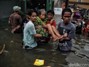 Terjebak Banjir Rob di Jakut, Warga Lansia Dievakuasi Terjebak Banjir Rob di Jakut, Warga Lansia Dievakuasi