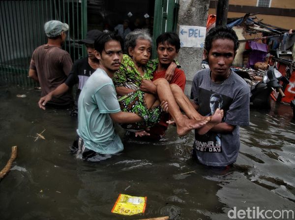 Terjebak Banjir Rob di Jakut, Warga Lansia Dievakuasi