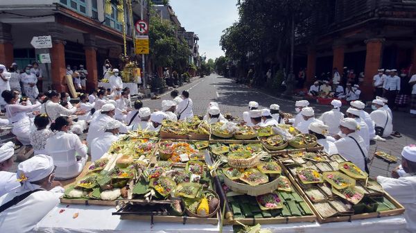 Umat Hindu Gelar Upacara Nangluk Merana di Jalanan Bali
