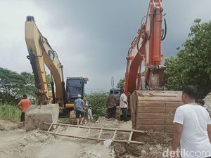 Marah Lahan Desanya Dikeruk untuk Uruk Tol, Warga Klaten Blokir Jalan