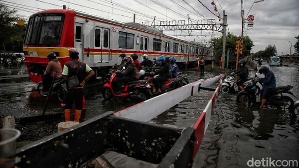 Waspada, Jalan RE Martadinata Ancol Terendam Banjir Rob