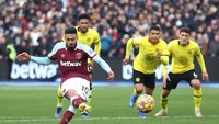 Manuel Lanzini yang jadi algojo penalti, mampu melakukan tugasnya dengan baik (Getty Images/Julian Finney)