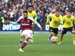 Manuel Lanzini yang jadi algojo penalti, mampu melakukan tugasnya dengan baik (Getty Images/Julian Finney)