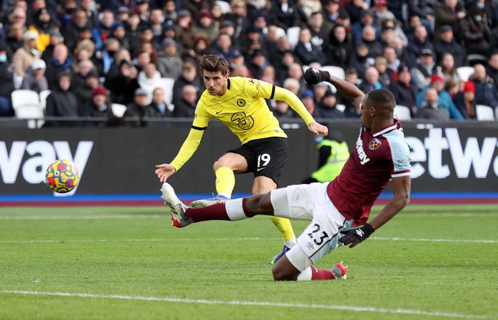 LONDON, ENGLAND - DECEMBER 04: Mason Mount of Chelsea scores their team's second goal during the Premier League match between West Ham United and Chelsea at London Stadium on December 04, 2021 in London, England. (Photo by Alex Pantling/Getty Images)